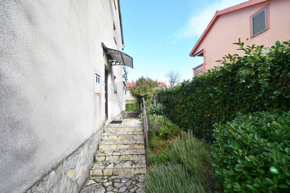 Hiša s 3 ločenimi apartmaji in vrtom! Njivice