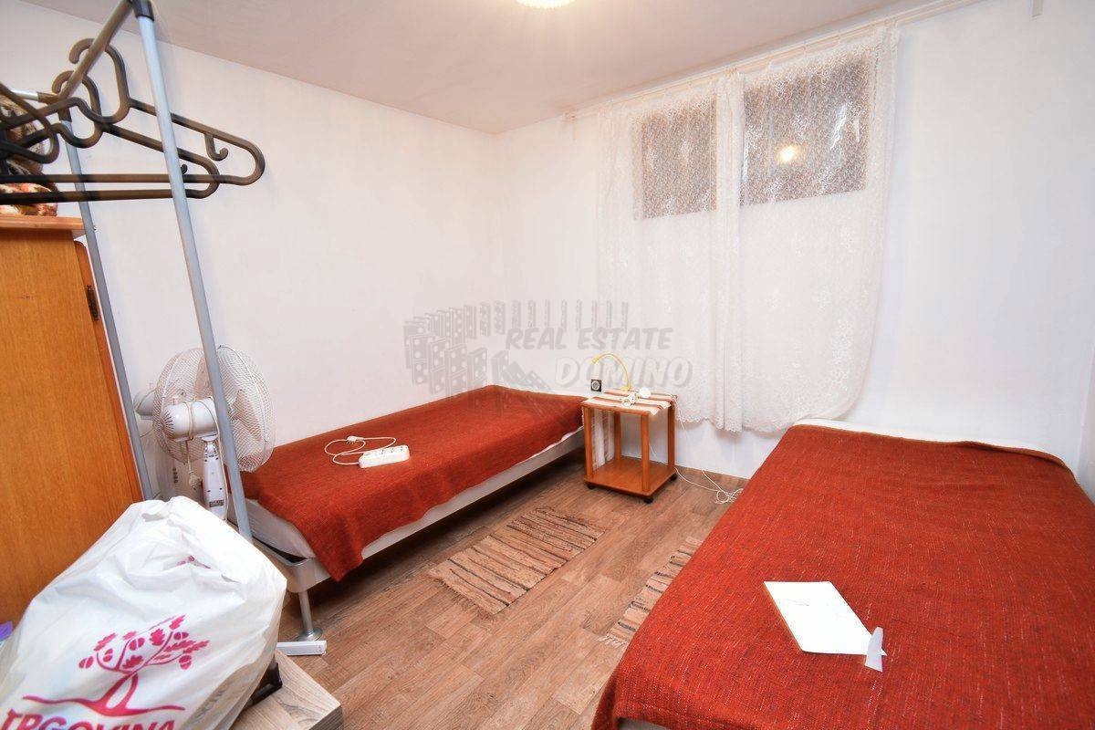Hiša s 3 ločenimi apartmaji in vrtom! Njivice