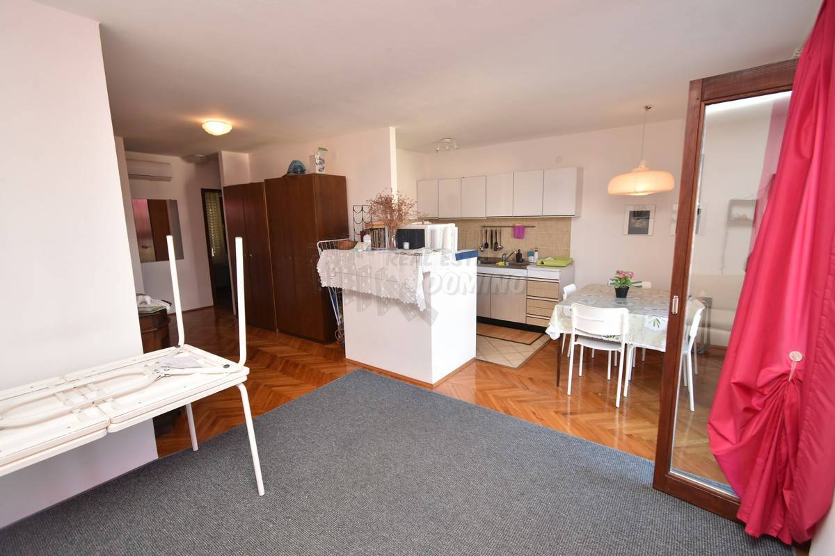 Hiša s 3 ločenimi apartmaji in vrtom! Njivice