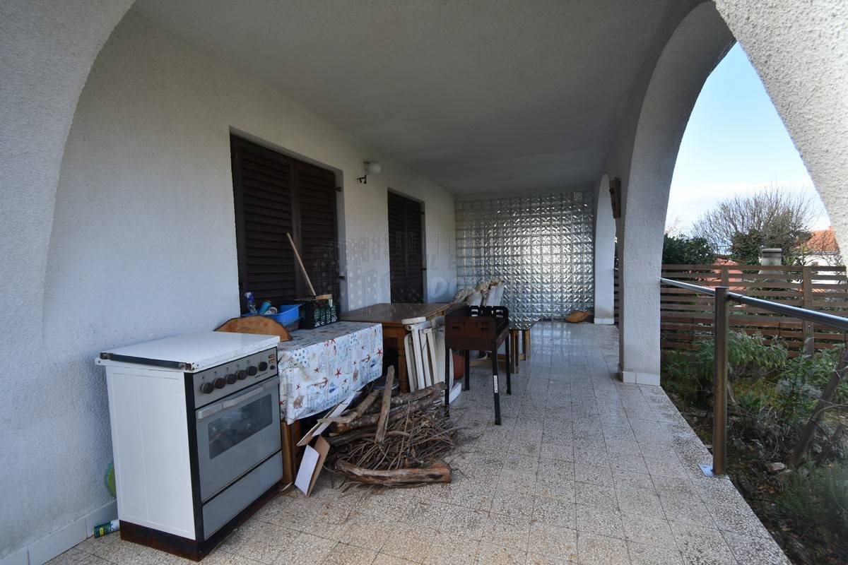 Hiša s 3 ločenimi apartmaji in vrtom! Njivice