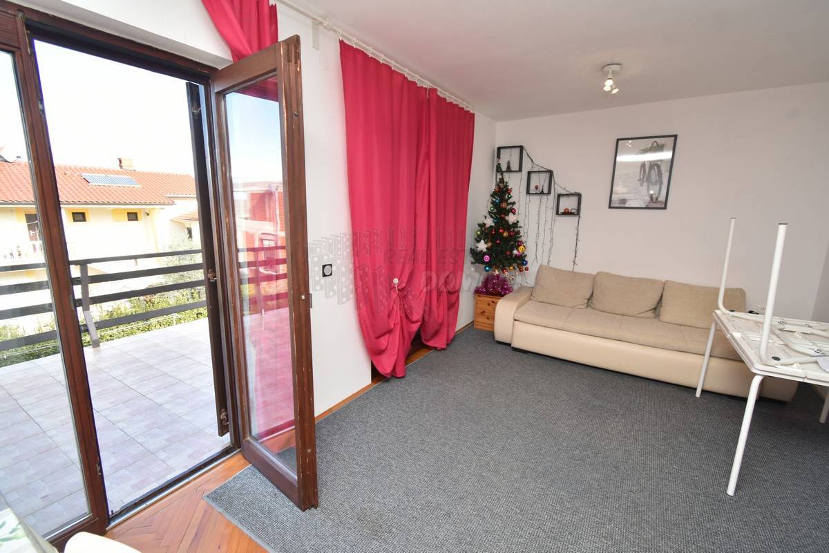 Hiša s 3 ločenimi apartmaji in vrtom! Njivice