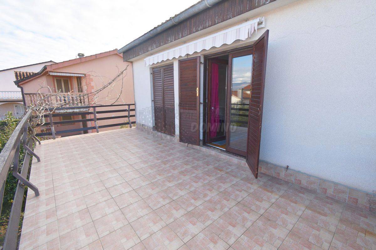 Hiša s 3 ločenimi apartmaji in vrtom! Njivice