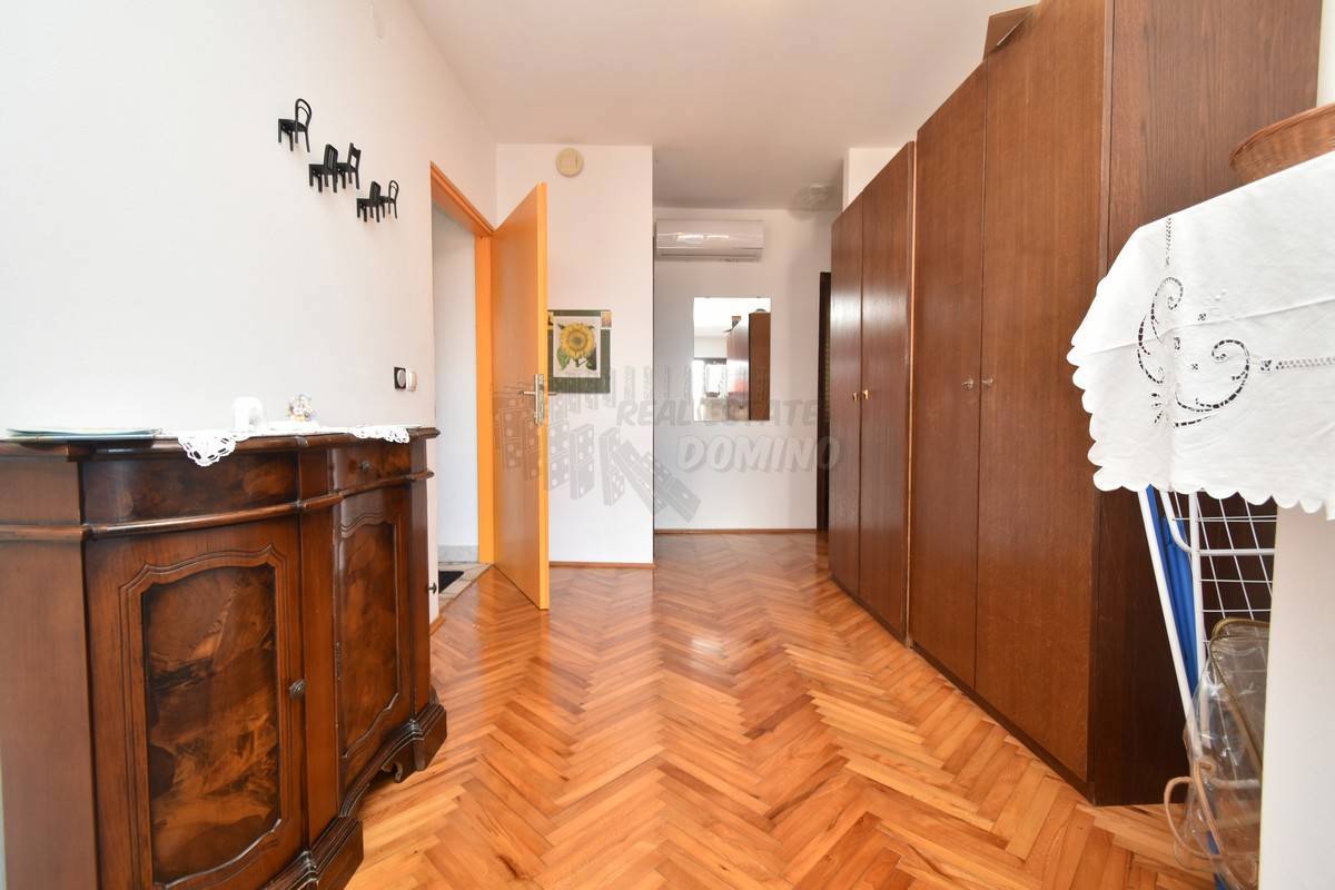 Hiša s 3 ločenimi apartmaji in vrtom! Njivice