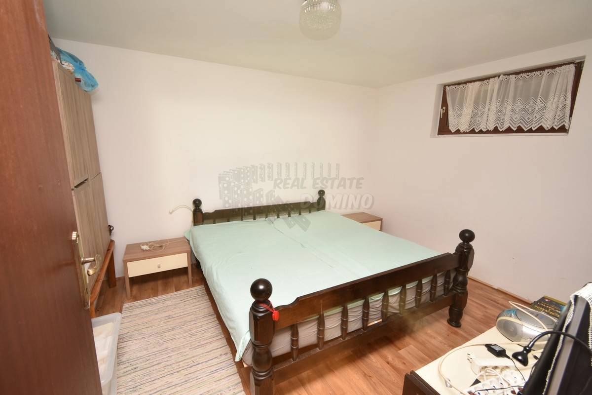 Hiša s 3 ločenimi apartmaji in vrtom! Njivice