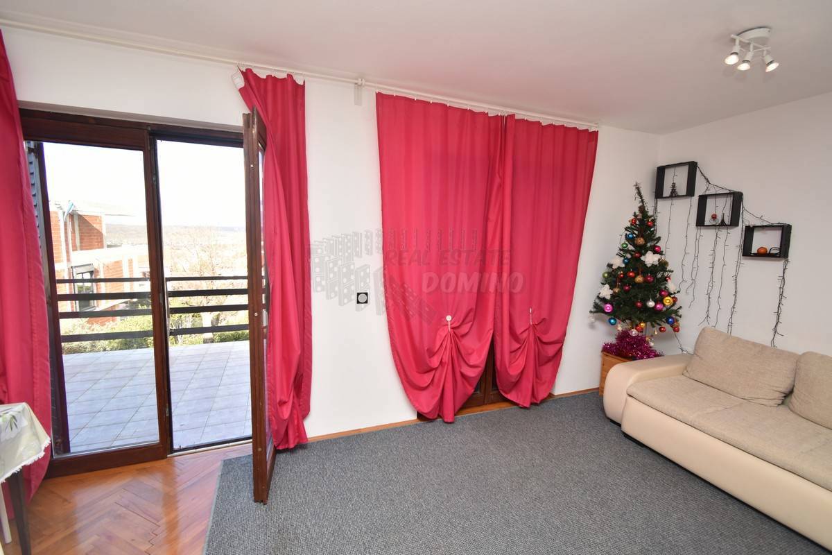 Hiša s 3 ločenimi apartmaji in vrtom! Njivice