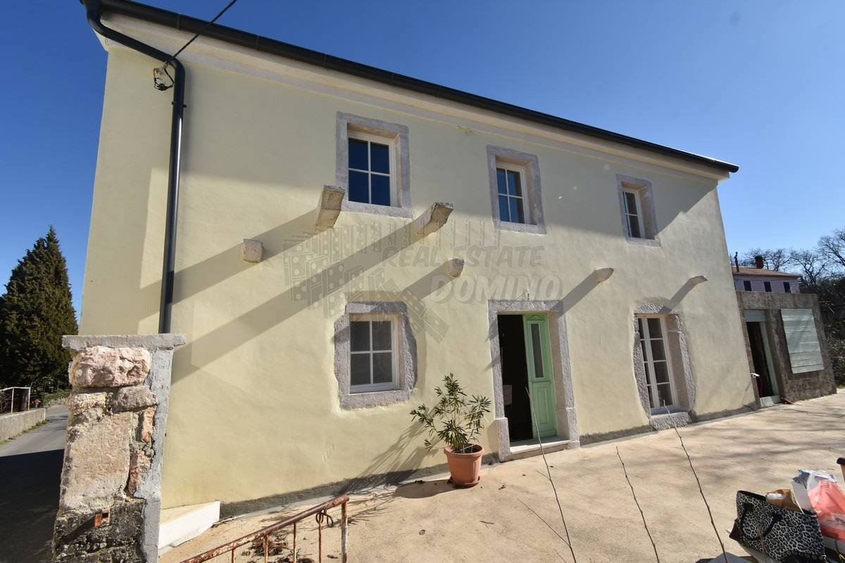 Casa ristrutturata con giardino di 1068m2! L'isola di Krk!