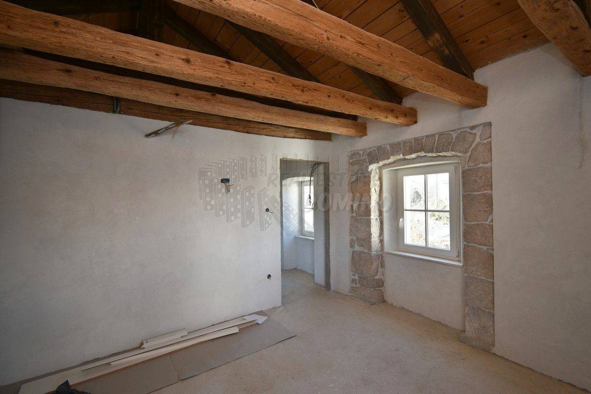 Casa ristrutturata con giardino di 1068m2! L'isola di Krk!