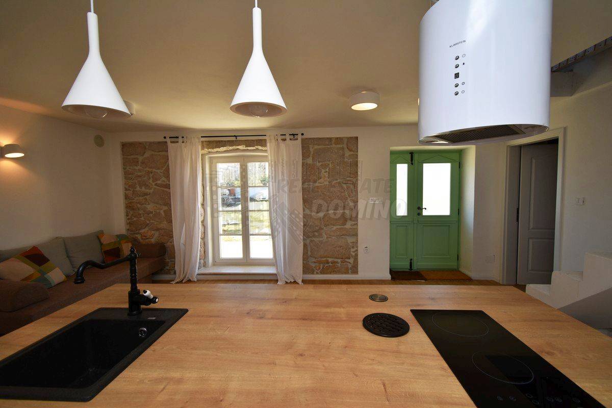 Casa ristrutturata con giardino di 1068m2! L'isola di Krk!