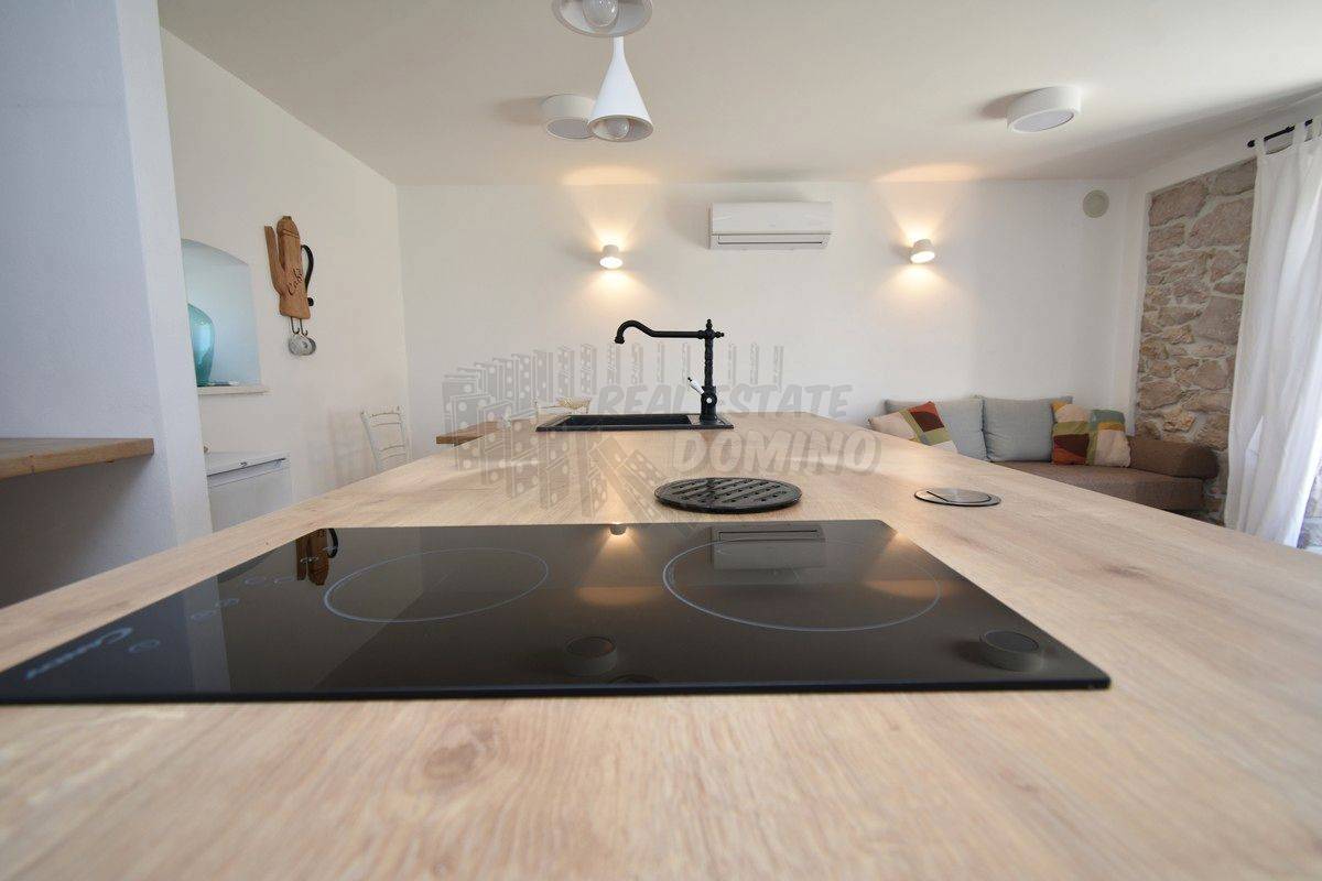 Casa ristrutturata con giardino di 1068m2! L'isola di Krk!
