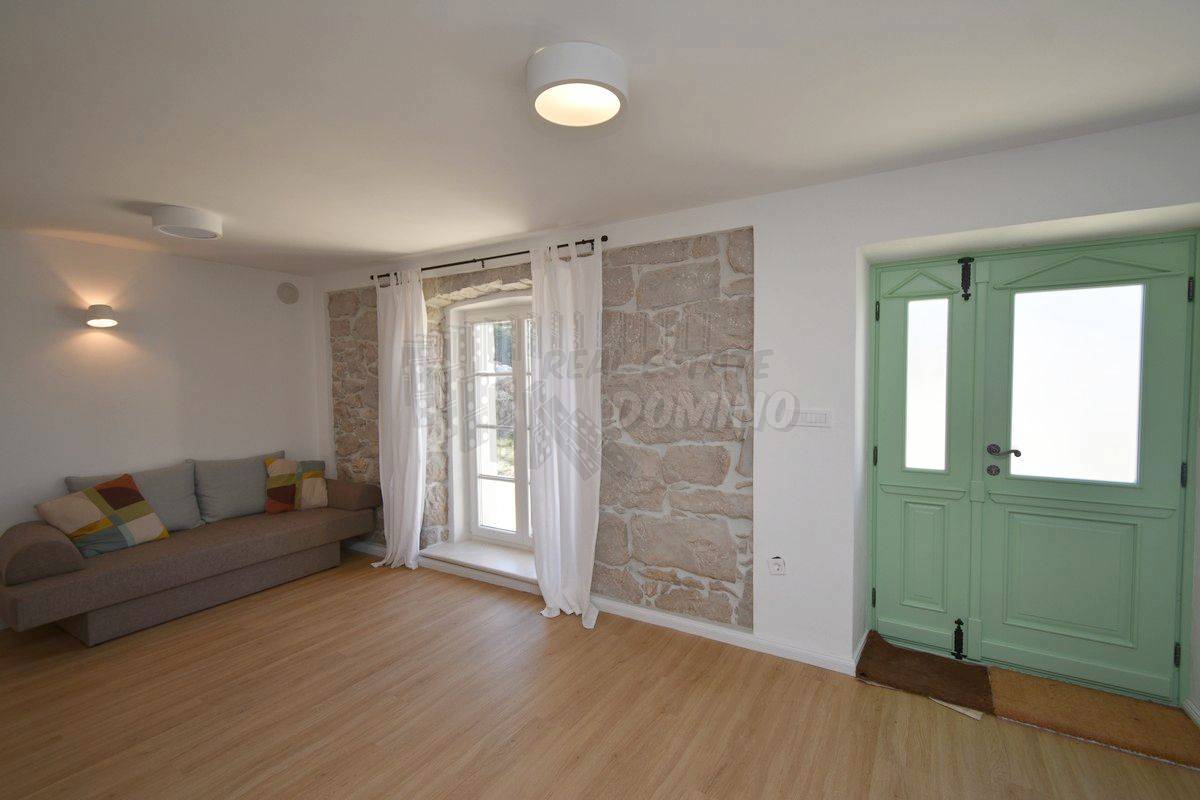 Casa ristrutturata con giardino di 1068m2! L'isola di Krk!
