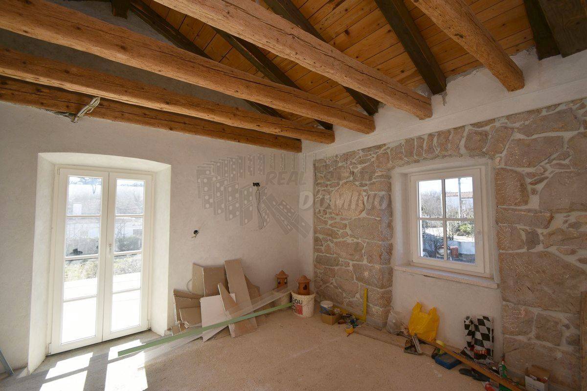 Casa ristrutturata con giardino di 1068m2! L'isola di Krk!