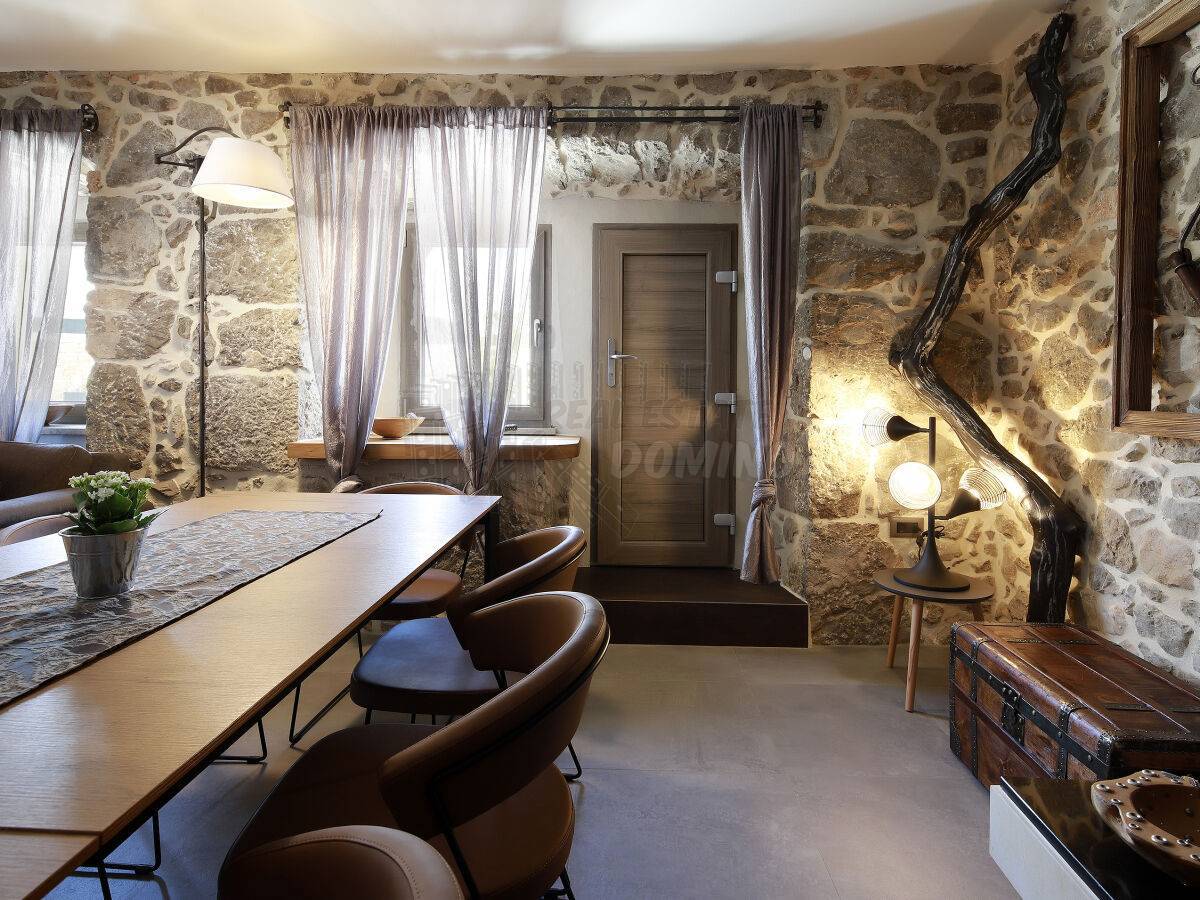 Lepa kamnita vila z bazenom! V bližini mesta Krk!