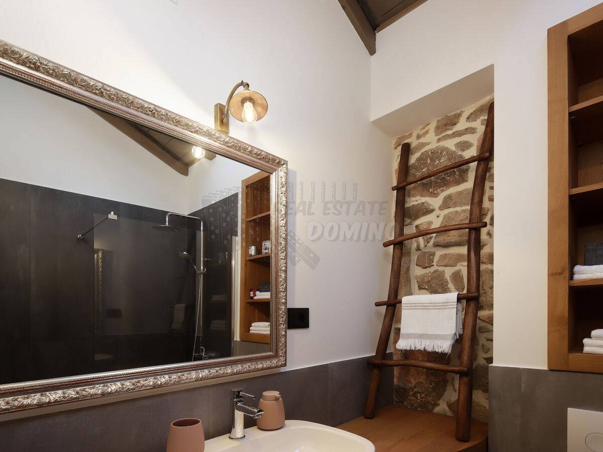 Lepa kamnita vila z bazenom! V bližini mesta Krk!