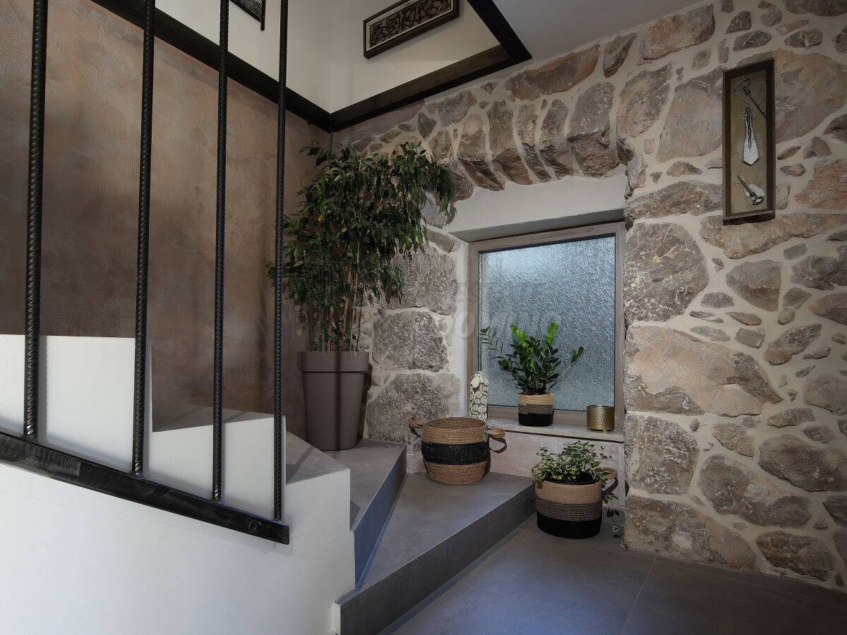 Lepa kamnita vila z bazenom! V bližini mesta Krk!