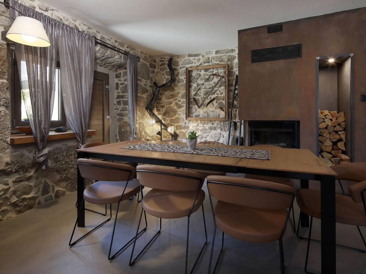 Lepa kamnita vila z bazenom! V bližini mesta Krk!