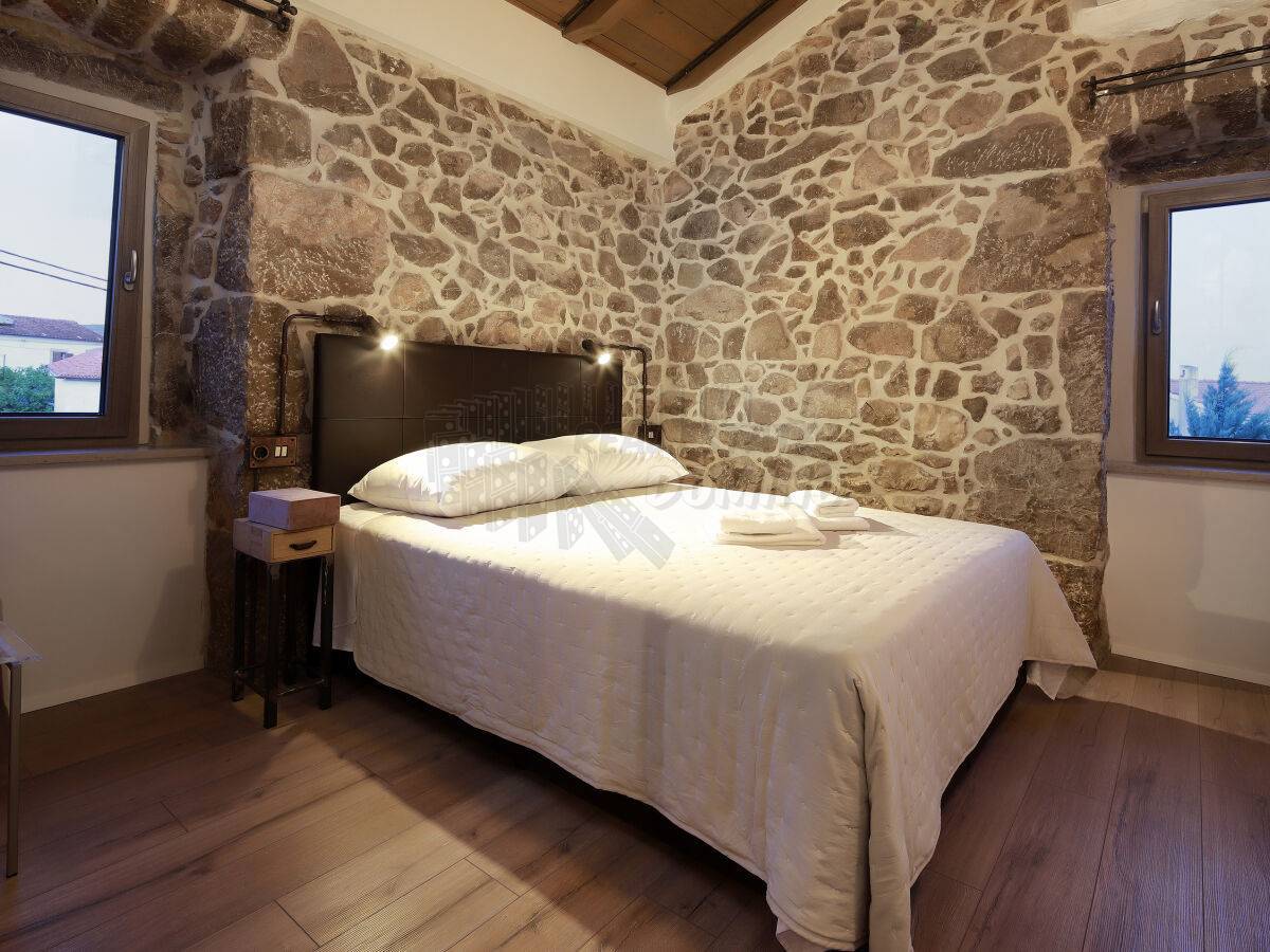 Lepa kamnita vila z bazenom! V bližini mesta Krk!