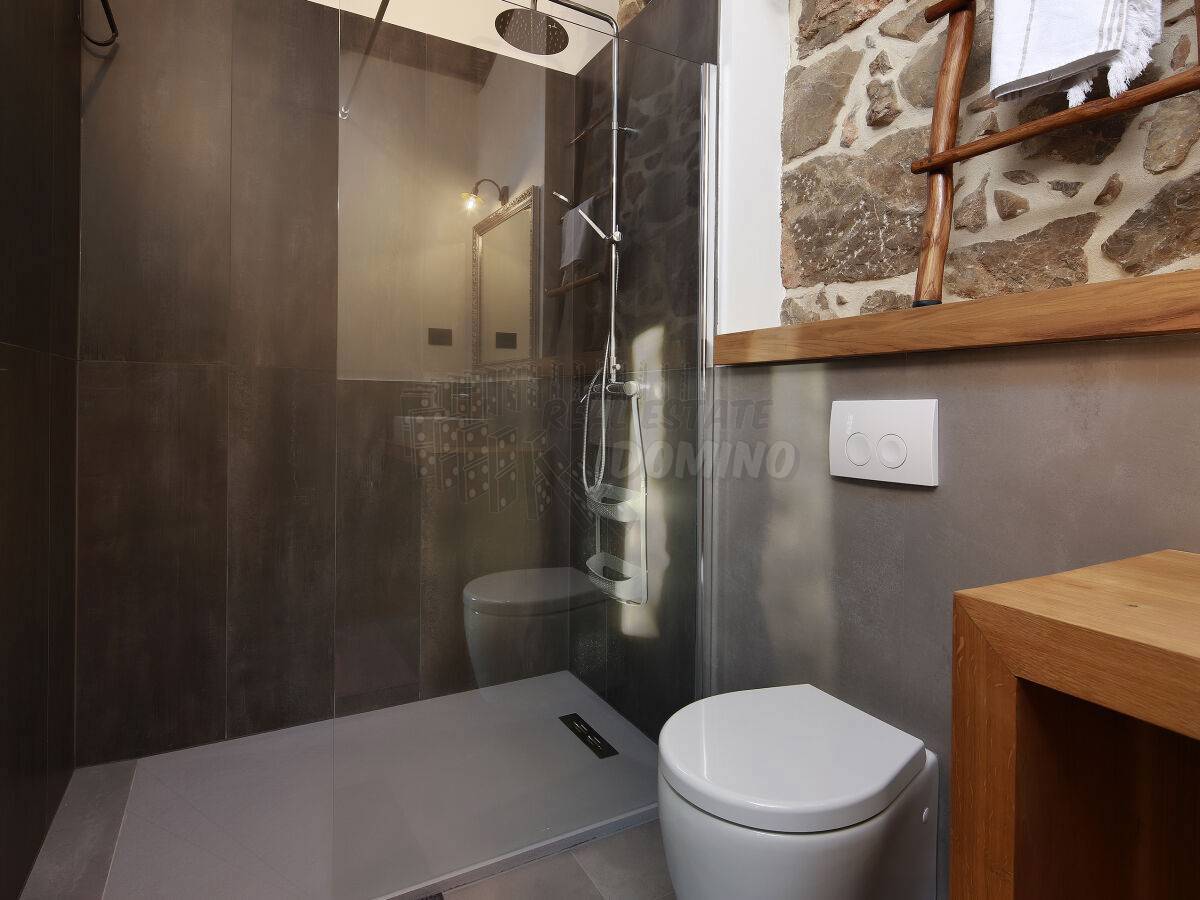 Lepa kamnita vila z bazenom! V bližini mesta Krk!