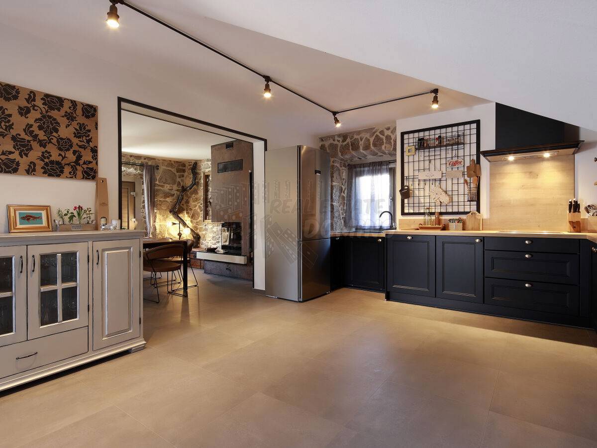 Lepa kamnita vila z bazenom! V bližini mesta Krk!