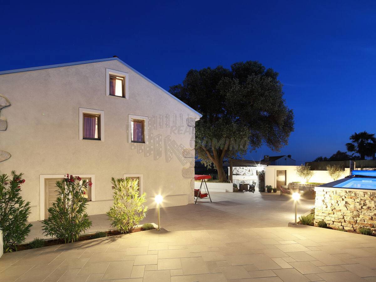 Lepa kamnita vila z bazenom! V bližini mesta Krk!