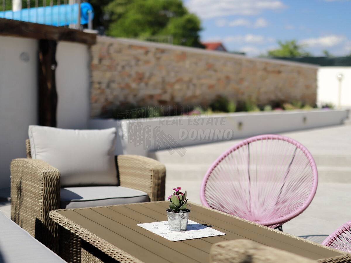 Lepa kamnita vila z bazenom! V bližini mesta Krk!