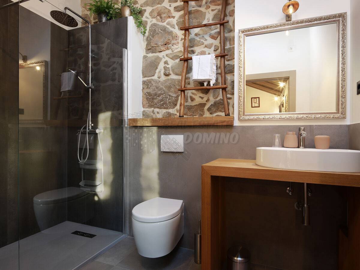 Lepa kamnita vila z bazenom! V bližini mesta Krk!