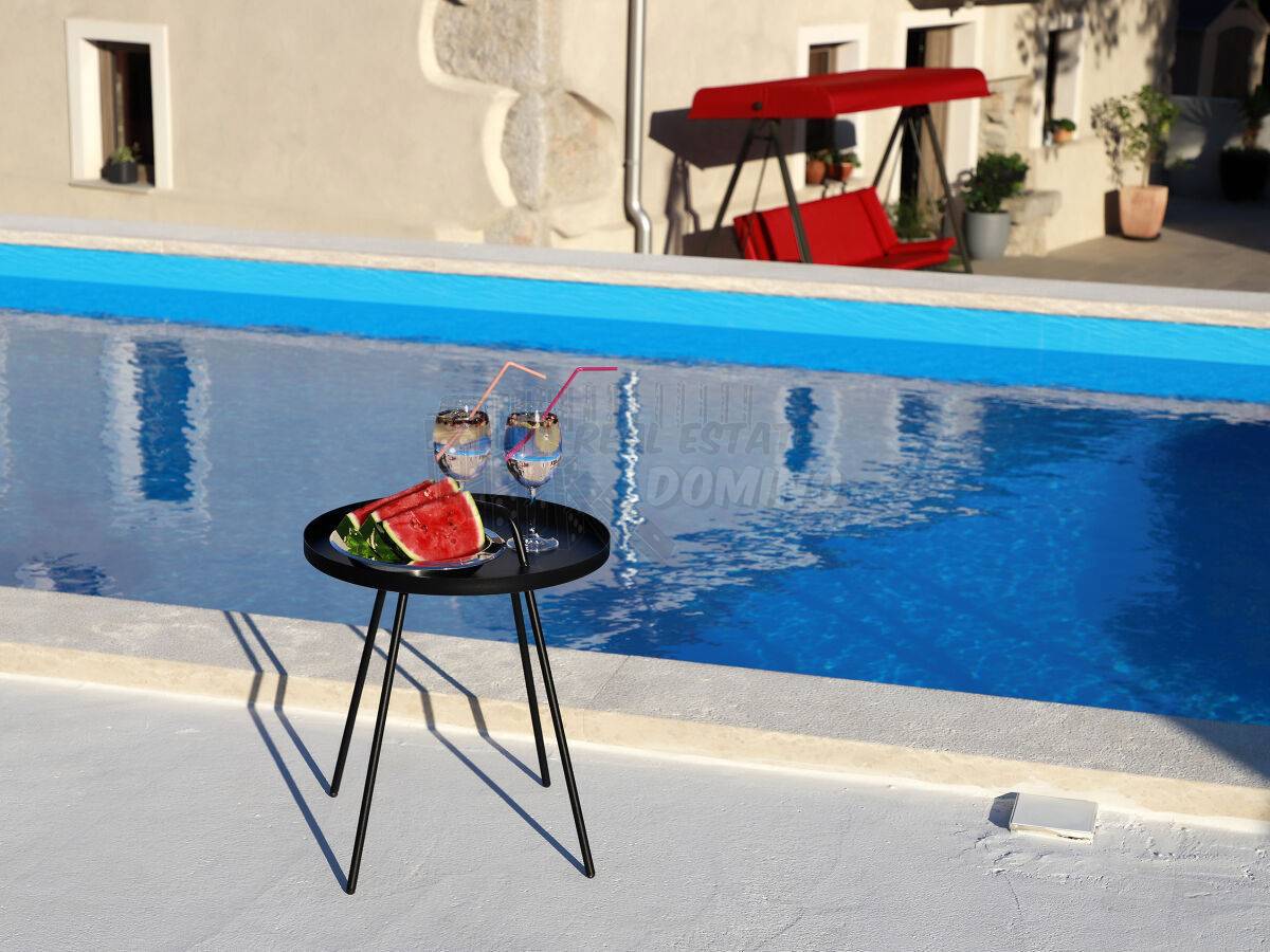 Lepa kamnita vila z bazenom! V bližini mesta Krk!