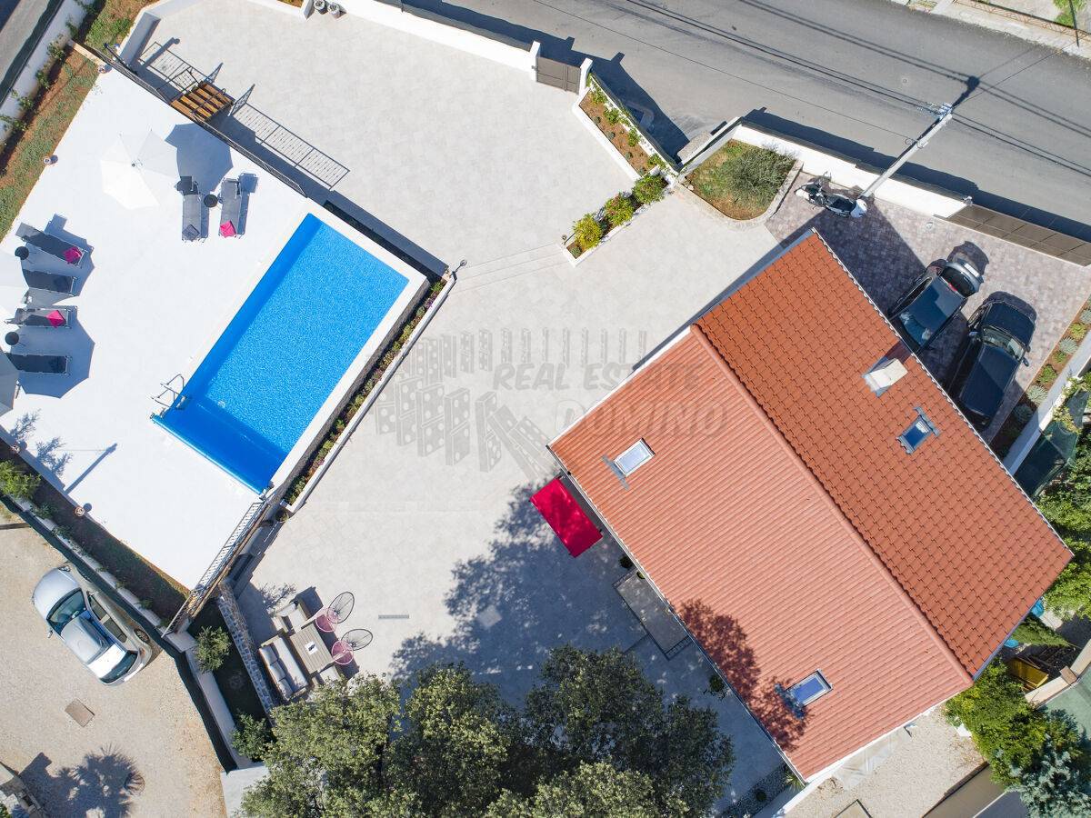 Lepa kamnita vila z bazenom! V bližini mesta Krk!