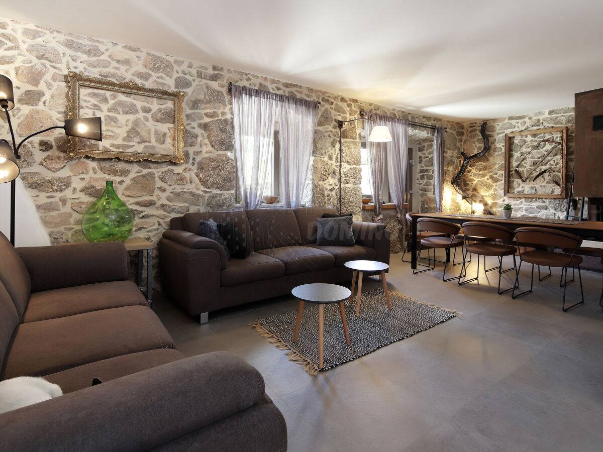 Lepa kamnita vila z bazenom! V bližini mesta Krk!