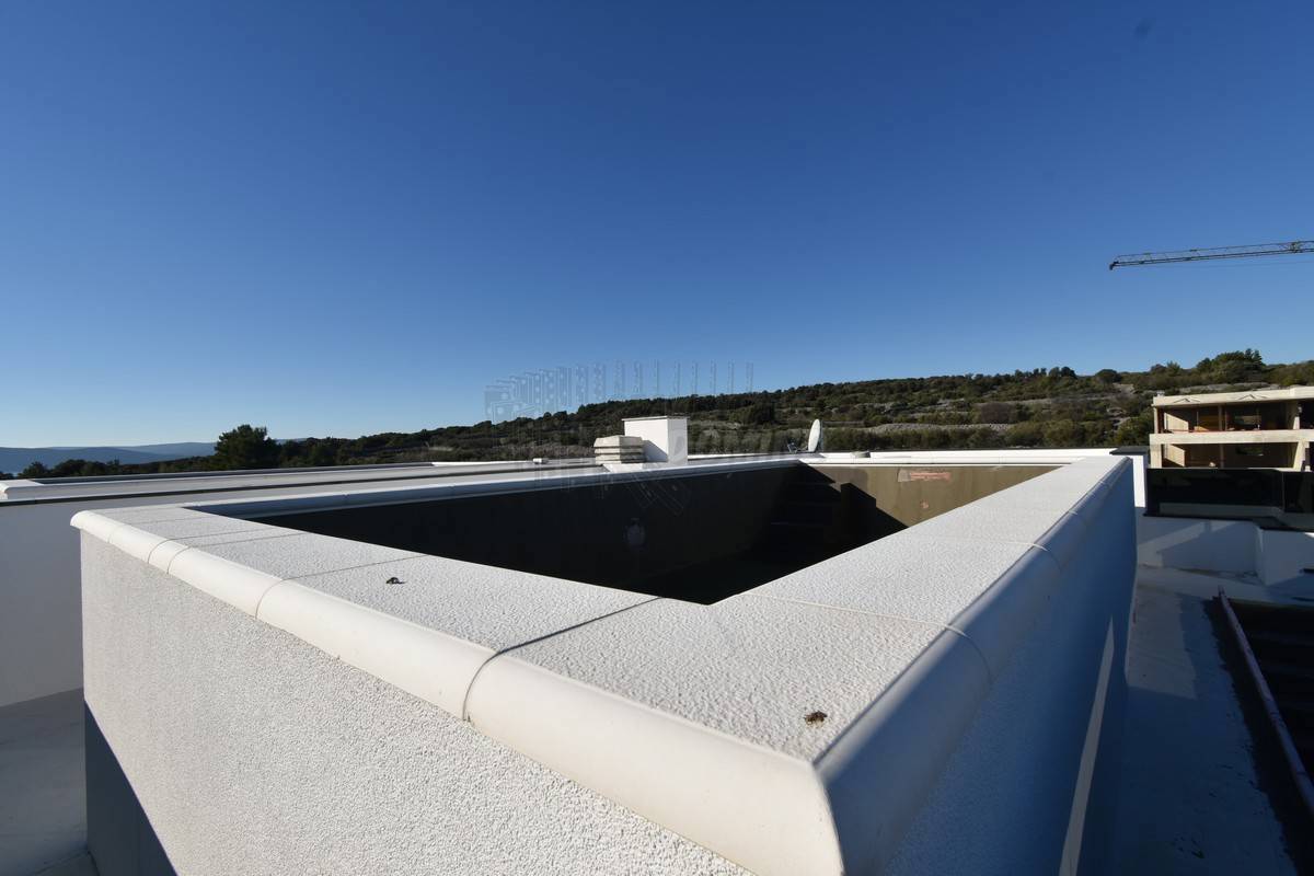 Prostorno stanovanje z bazenom na strešni terasi!