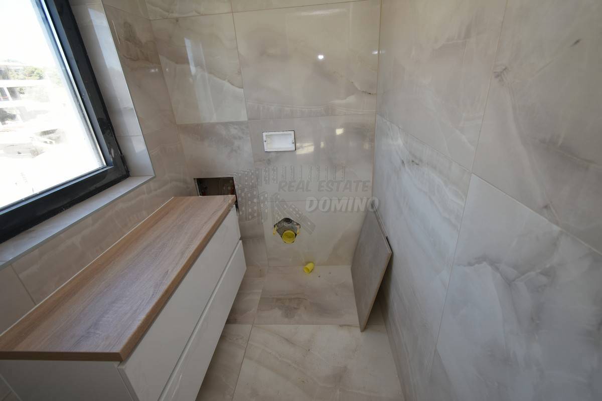 Prostorno stanovanje z bazenom na strešni terasi!