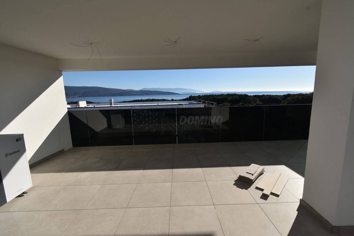 Prostorno stanovanje z bazenom na strešni terasi!