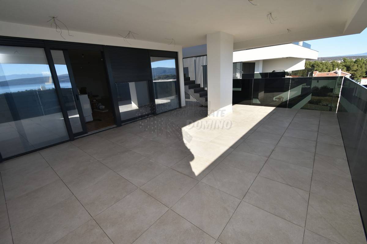 Prostorno stanovanje z bazenom na strešni terasi!