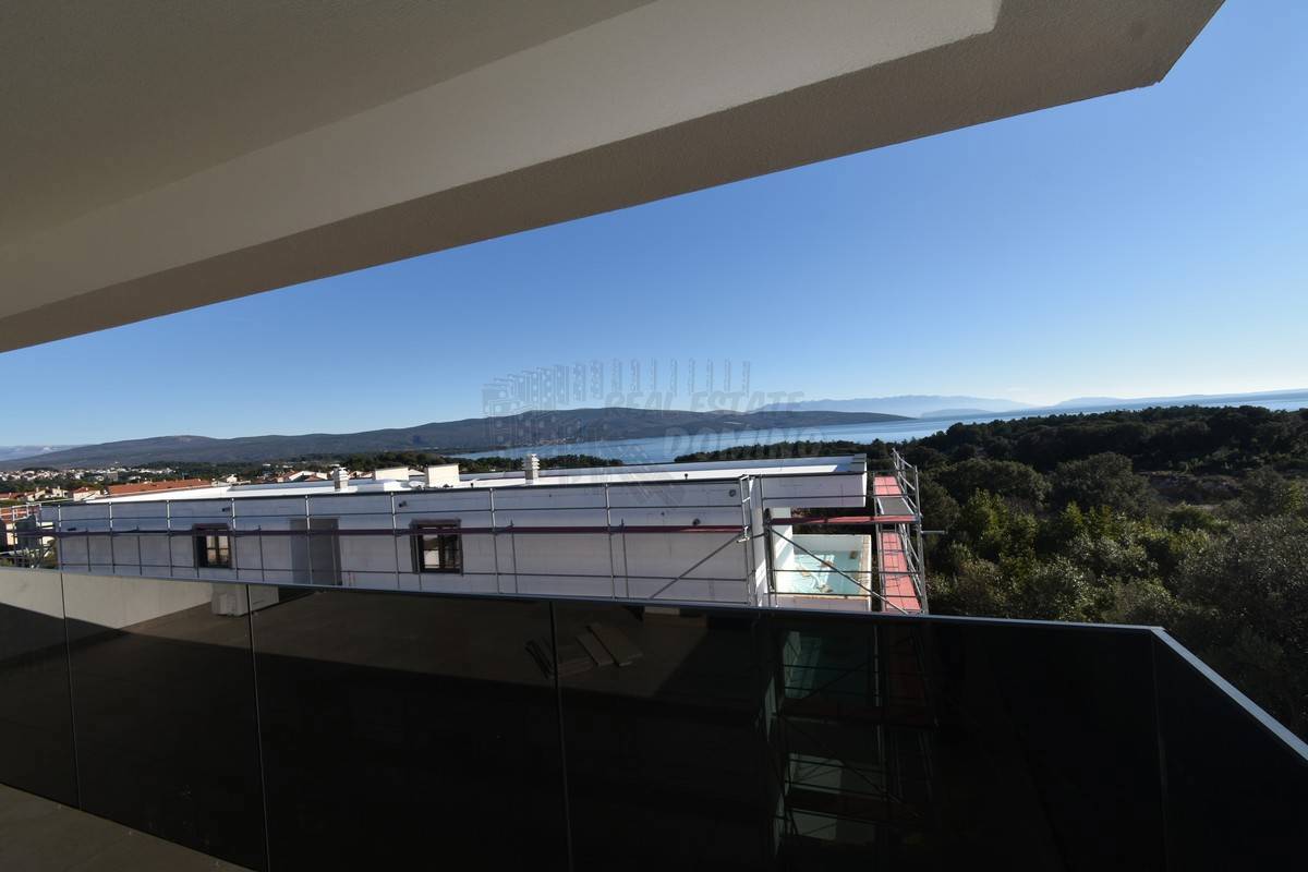 Prostorno stanovanje z bazenom na strešni terasi!