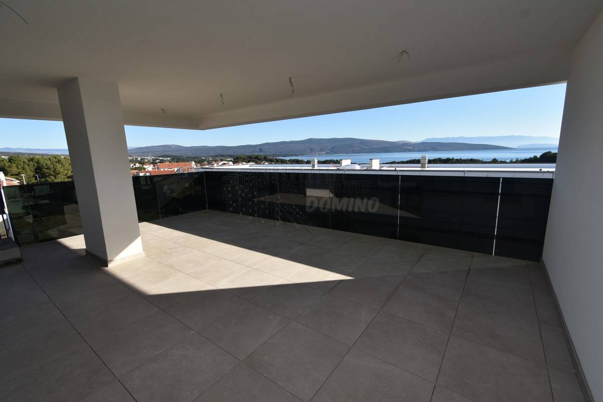 Prostorno stanovanje z bazenom na strešni terasi!