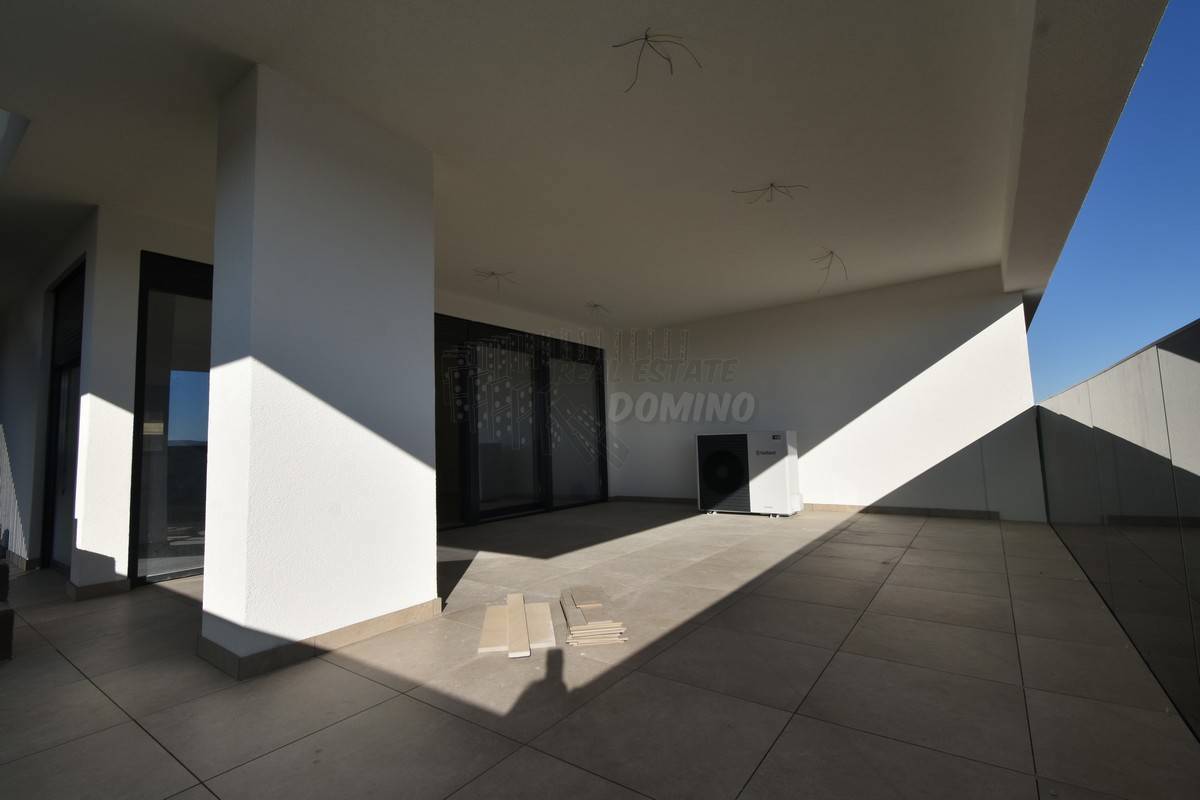 Prostorno stanovanje z bazenom na strešni terasi!