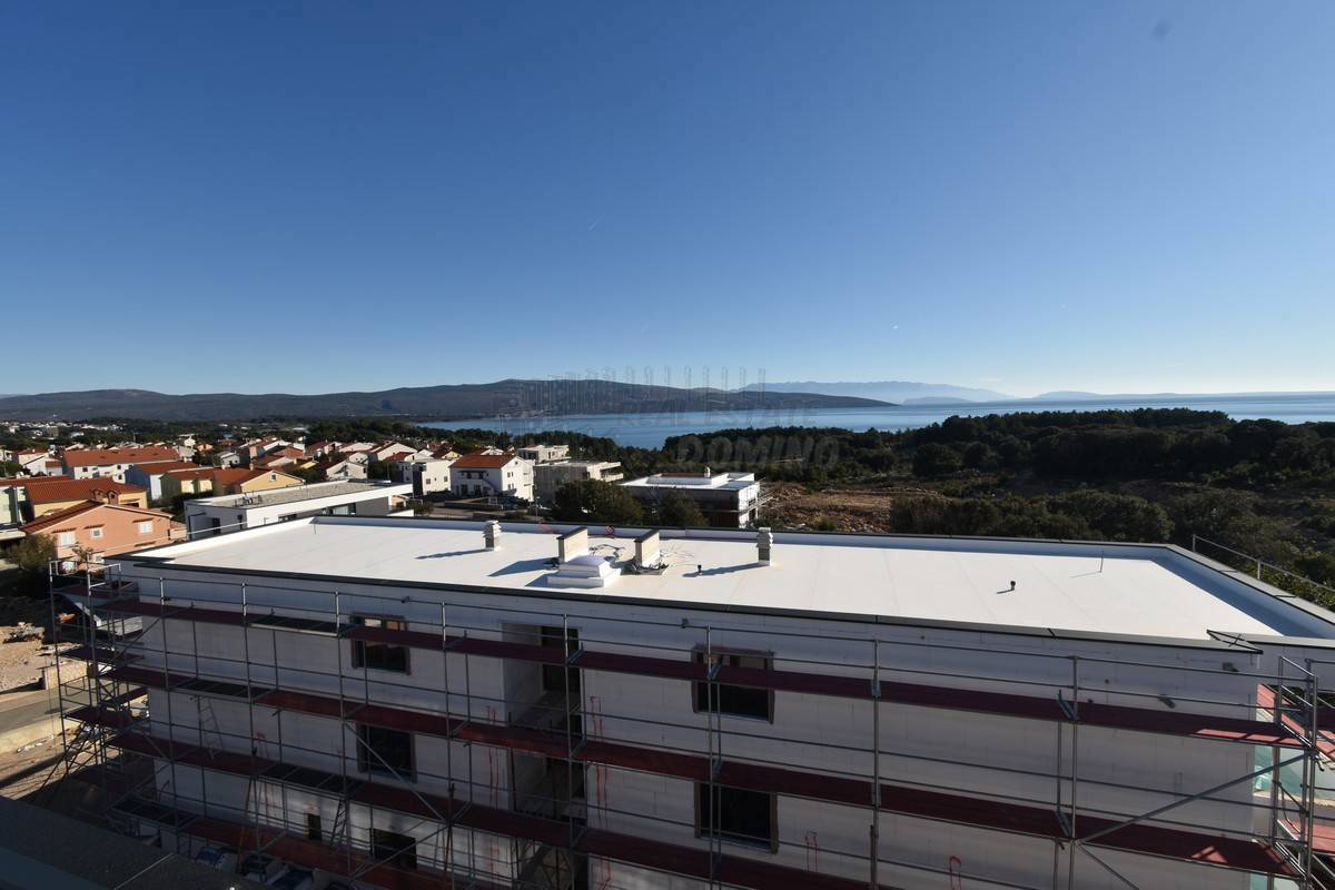 Prostorno stanovanje z bazenom na strešni terasi!