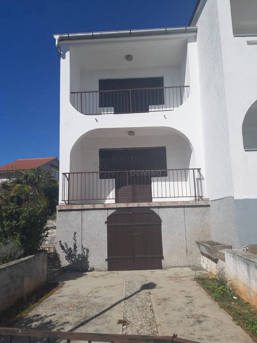 Hiša z 2 apartmajema, velik potencial! Otok Krk