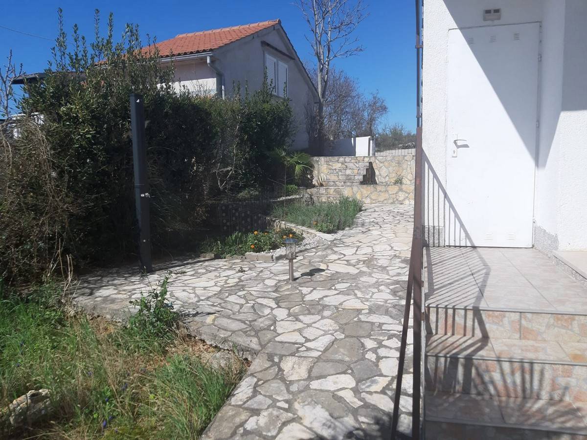 Hiša z 2 apartmajema, velik potencial! Otok Krk