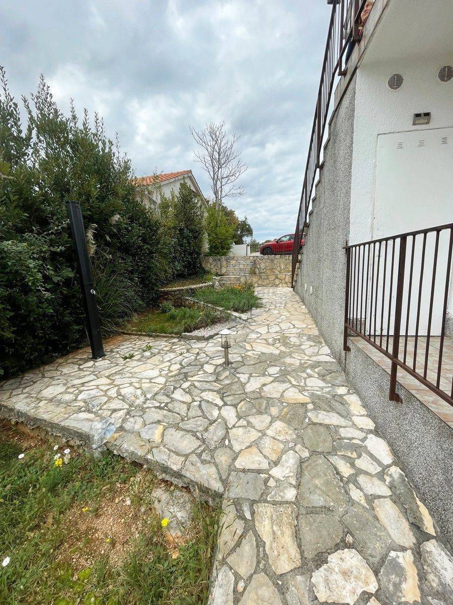 Hiša z 2 apartmajema, velik potencial! Otok Krk