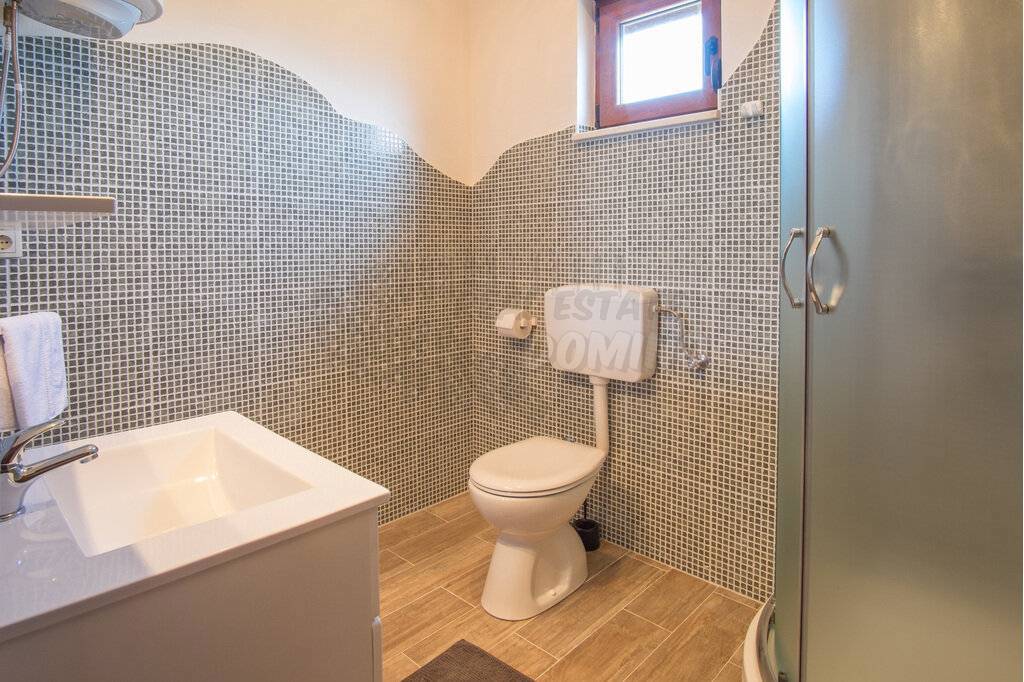 Dve čudoviti vili z bazenom in pogledom na morje!
