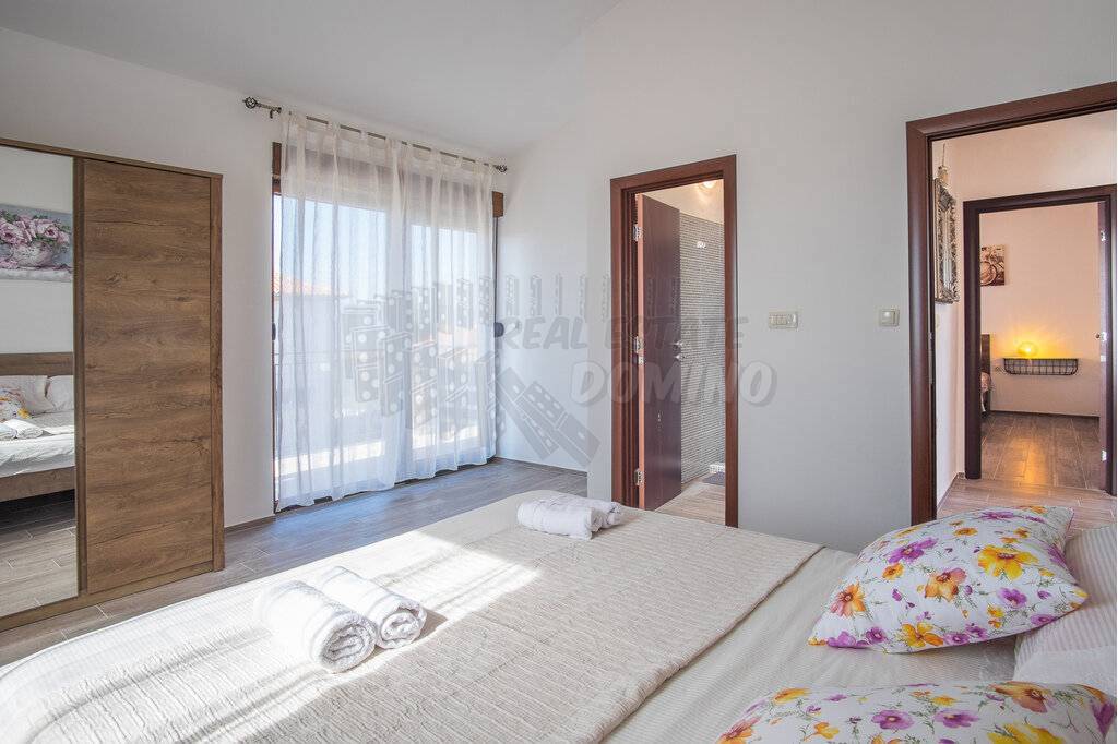 Dve čudoviti vili z bazenom in pogledom na morje!