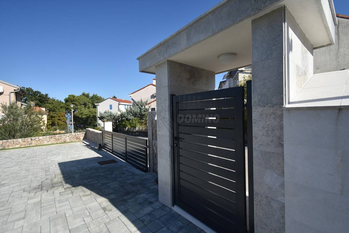Penthouse 100 metrov od plaže z dvigalom!