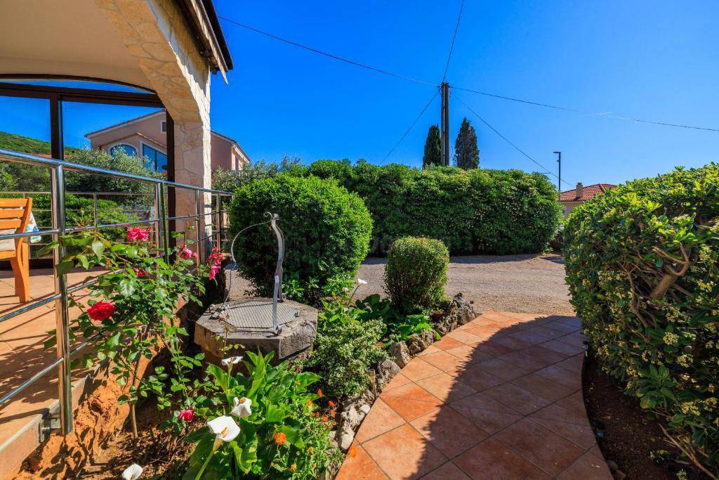 Dve hiši z bazenom in savno! Punat, otok Krk