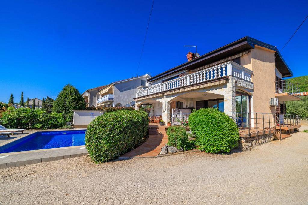 Dve hiši z bazenom in savno! Punat, otok Krk