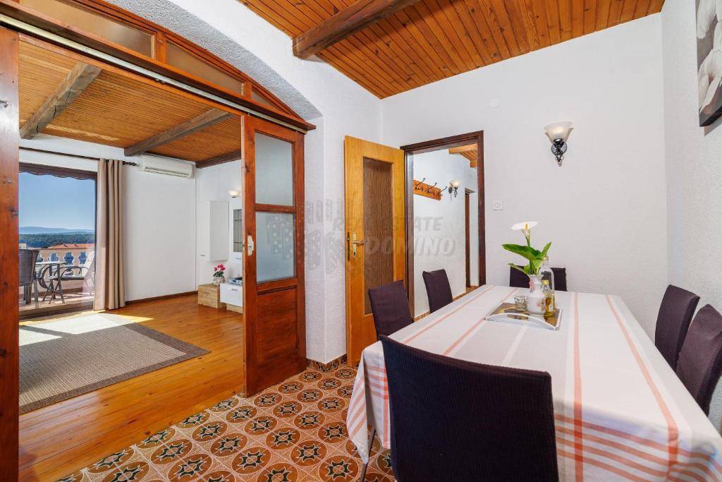 Dve hiši z bazenom in savno! Punat, otok Krk