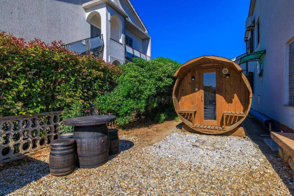 Dve hiši z bazenom in savno! Punat, otok Krk