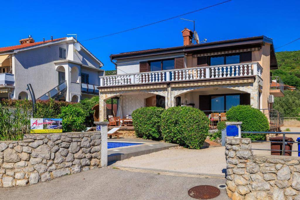 Dve hiši z bazenom in savno! Punat, otok Krk