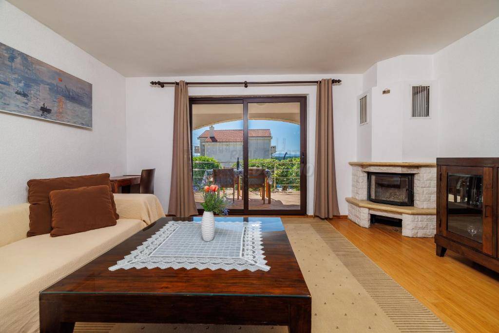 Dve hiši z bazenom in savno! Punat, otok Krk