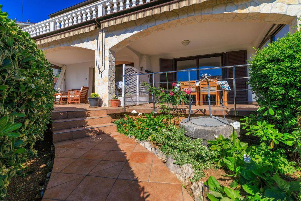 Dve hiši z bazenom in savno! Punat, otok Krk