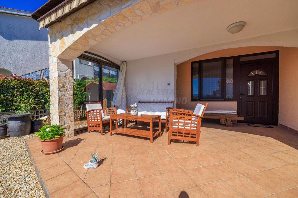 Dve hiši z bazenom in savno! Punat, otok Krk